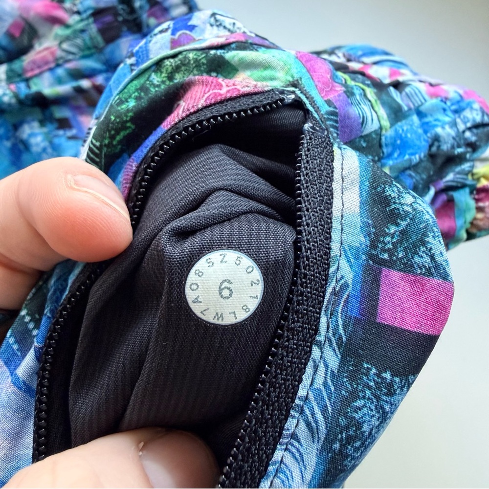 Lululemon RARE SEAWHEEZE 2018 Tracker Shorts Size 6 - Picture 6 of 8